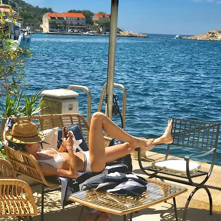 Triton Gostinjska kuća 4*