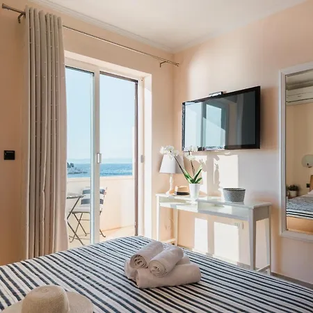 Triton Konukevi Lastovo